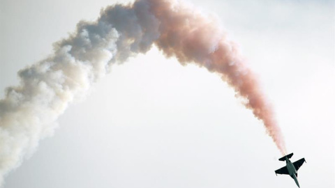 Un Yakovlev Yak-130 realiza un vuelo de exhibición durante la segunda jornada del salón aeroespacial MAKS en el aeródromo Zhukovski, en las afueras de Moscú, Rusia, el 26 de agosto del 2015. EFE/Sergei Chirikov