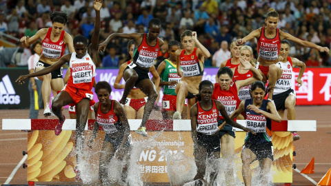 Atletas saltan un obstáculo de agua en los 3000 metros femeninos en la final del Campeonato Mundial de la IAAF en el Estadio Nacional en Pekín, China, 26 de agosto de 2015. REUTERS / Damir Sagolj