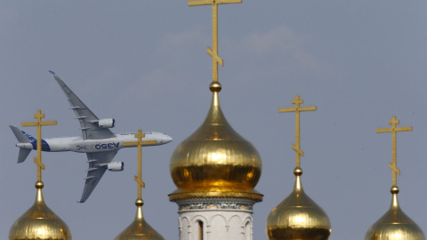 Un avión Airbus A350 XWB vuela sobre las cúpulas de una iglesia ortodoxa en las afueras de Moscú, Rusia, 26 de agosto de 2015. REUTERS / Maxim Zmeyev