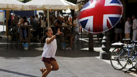 Una niña juega con un juguete en Sevilla, Andalucía, 26 de agosto de 2015. REUTERS/Marcelo del Pozo