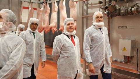 El presidente manchego, Emiliano García-Page, en una visita al matadero de Incarlopsa. El presidente manchego, Emiliano García-Page, en una visita al matadero de Incarlopsa.