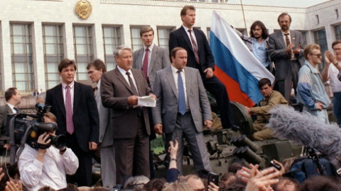 El primer presidente de Rusia, Boris Yeltsin, reunido con el antigo Consejo de Ministros sobre un tanque el día del golpe de Estado. REUTERS El primer presidente de Rusia, Boris Yeltsin, reunido con el antigo Consejo de Ministros sobre un tanque el día del golpe de Estado. REUTERS