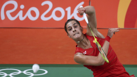 Carolina Marín devuelve un volante a la coreana Sung. /REUTERS Carolina Marín devuelve un volante a la coreana Sung. /REUTERS