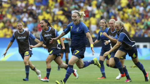 Las jugadoras de fútbol de Suecia celebran su pase a la final tras ganar por penaltis a Brasil. /REUTERS Las jugadoras de fútbol de Suecia celebran su pase a la final tras ganar por penaltis a Brasil. /REUTERS