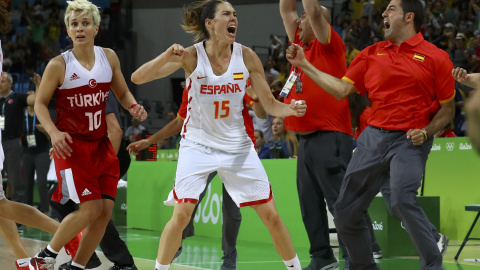 Anna Cruz celebra su canasta, que le ha dado la victoria a España contra Turquía. /REUTERS Anna Cruz celebra su canasta, que le ha dado la victoria a España contra Turquía. /REUTERS