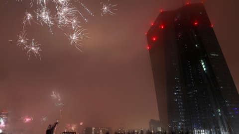 Fuegos artificiales estallan en Nochevieja cerca del rascacielos donde tiene su sede el BCE enFráncfort. REUTERS/Kai Pfaffenbach Fuegos artificiales estallan en Nochevieja cerca del rascacielos donde tiene su sede el BCE enFráncfort. REUTERS/Kai Pfaffenbach