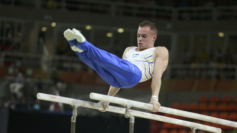 Momento del concurso del ucraniano Oleg Verniaiev en las barras paralelas. /REUTERS Momento del concurso del ucraniano Oleg Verniaiev en las barras paralelas. /REUTERS
