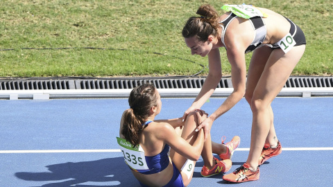 Nikki Hamblin levanta a Abbey D'Agostino en la serie de 5.000 metros. /REUTERS Nikki Hamblin levanta a Abbey D'Agostino en la serie de 5.000 metros. /REUTERS