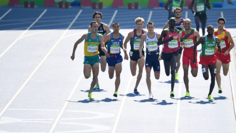 David Bustos durante la serie de clasificación para las semifinales de 1.500 metros. /REUTERS David Bustos durante la serie de clasificación para las semifinales de 1.500 metros. /REUTERS