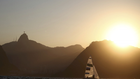El atardecer perfila el skyline de la ciudad de Río de Janeiro, con el Cristo Redentor vigilando, sobre el cerro del Corcovado, las competiciones de Vela. REUTERS / Benoit Tessier