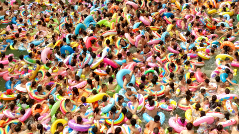 Las ganas de pegarse un chapuzón colapsan una piscina en el condado de Daying, provincia de Sichuan, China. / REUTERS