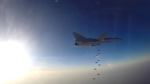 Un bombardero ruso de largo alcance, el Tupolev Tu - 22M3, con base en Irán,  descarga las bombas en un ataque sobre suelo sirio. Ministerio de Defensa de la Federación Rusa/Reuters