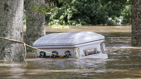 Un ataúd flota en la calle tras la inundación de la Parroquia de la Ascensión. en Louisiana, EE.UU. REUTERS / Jonathan Bachman