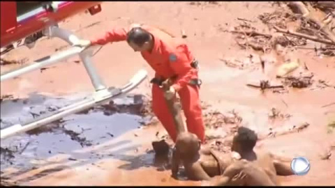 9 muertos y 300 desaparecidos tras la rotura de una presa en Brasil 9 muertos y 300 desaparecidos tras la rotura de una presa en Brasil