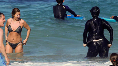 Multan a tres mujeres por vestir el 'burkini' en una playa de Cannes./BBC Multan a tres mujeres por vestir el 'burkini' en una playa de Cannes./BBC
