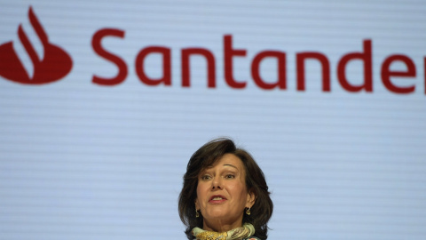 La presidenta del Banco Santander, Ana Patricia Botín, durante la junta de accionistas de la entidad, junto a su logotipo, con su nueva tipografía. REUTERS/Eloy Alonso La presidenta del Banco Santander, Ana Patricia Botín, durante la junta de accionistas de la entidad, junto a su logotipo, con su nueva tipografía. REUTERS/Eloy Alonso