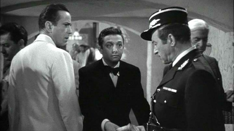 Fotograma de la película Casablanca en la que el capitán Renault se escandaliza del juego... mientras recibe su parte. (Archivo) Fotograma de la película Casablanca en la que el capitán Renault se escandaliza del juego... mientras recibe su parte. (Archivo)