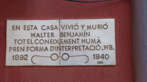 Placa en la casa en la que murió Walter Benjamin Placa en la casa en la que murió Walter Benjamin