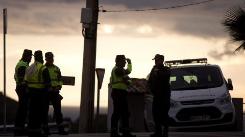 Miembros de la Guardia Civil controlan los accesos a Totalán (Málaga), justo después de que apareciera un nuevo saliente en el túnel vertical de 60 metros practicado para rescatar a Julen. EFE/Daniel Pérez Miembros de la Guardia Civil controlan los accesos a Totalán (Málaga), justo después de que apareciera un nuevo saliente en el túnel vertical de 60 metros practicado para rescatar a Julen. EFE/Daniel Pérez