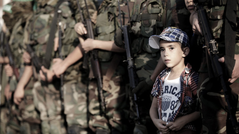 Fotografía facilitada hoy, 27 de agosto de 2015, que muestra a un niño que asiste a un desfile de militantes de las brigadas de Izz ad-Din al-Qassam, facción de Hamás, en la plaza Al Meena en Gaza, Franja de Gaza, ayer. EFE/Mohammed Saber
