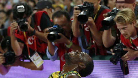 Usain Bolt celebra su victoria rodeado de la prensa en el Campeonato Mundial de IAAF en el Estadio Nacional de Pekín, China, 27 de agosto de 2015. REUTERS/Phil Noble