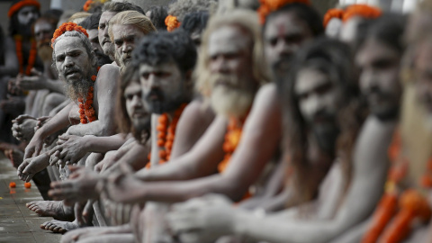 Naga Sadhus hindúes esperan dentro de un campamento antes de una procesión durante el festival de Kumbh Mela en India, 27 de agosto de 2015. REUTERS / Danish Siddiqui