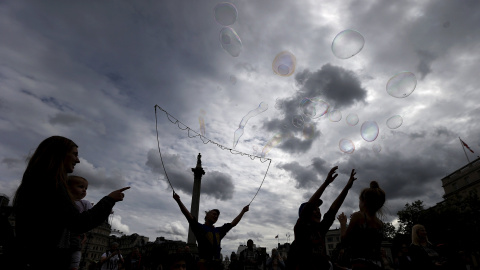 Un artista callejero hace burbujas de jabón en Trafalgar Square en Londres, Reino Unido, 27 de agosto de 2015. REUTERS / Suzanne Plunkett