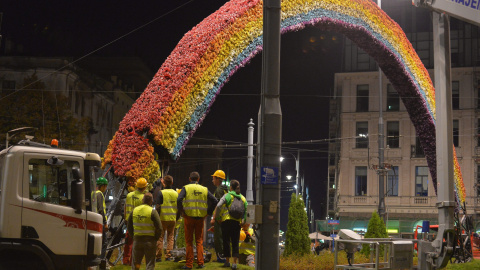 Trabajadores retiran la instalación "Arcoíris" de la artista polaca Julita Wojcik anoche, miércoles 26 de agosto de 2015, en la Plaza Savior, en Varsovia (Polonia). La instalación artística, que estuvo en la Plaza Savior desde junio de 2012