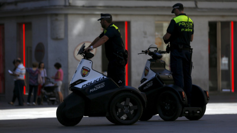 Dos policías municipales de Madrid patrullan la calle en la plaza de Callao, Madrid. REUTERS/Sergio Perez