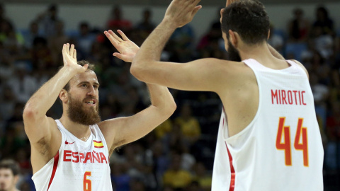 Mirotic y Sergio Rodríguez festejan una canasta contra Francia. /REUTERS