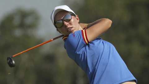 La española Carlota Ciganda completa la trayectoria de la pelota en golf. /REUTERS