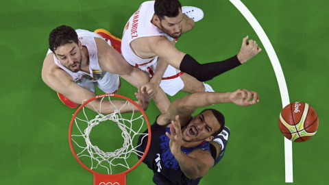 Una jugada del partido entre España y Francia. /REUTERS