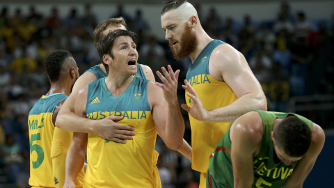 Los jugadores de Australia celebran uno de los puntos ante Lituania. /REUTERS