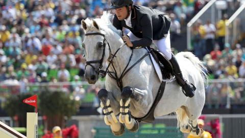 El jinete Sergio Alvarez Moya, a lomos de su caballo 'Carlo'. /REUTERS