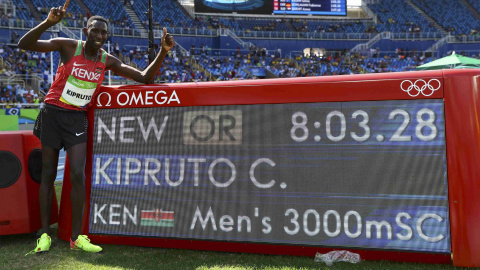El keniano Conseslus Kipruto posa con el marcador que señala su récord olímpico en los 3.000 obstáculos. /REUTERS