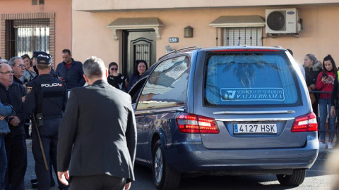 El furgón que transporta el féretro con el cadáver de Julen, el niño de 2 años rescatado sin vida del pozo en el que cayó el día 13 de enero, a su llegada este sábado al tanatorio de la barriada malagueña de El Palo, después de que finaliza El furgón que transporta el féretro con el cadáver de Julen, el niño de 2 años rescatado sin vida del pozo en el que cayó el día 13 de enero, a su llegada este sábado al tanatorio de la barriada malagueña de El Palo, después de que finaliza