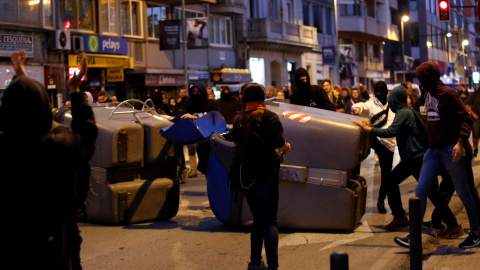 Independentistas tumban contenedores  durante la jornada de protestas del segundo aniversario del 1-O, en Girona. REUTERS/Albert Gea