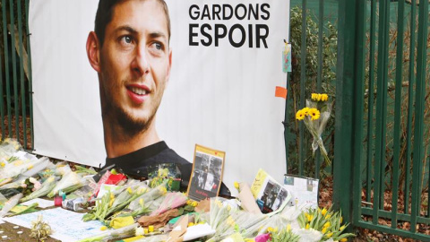 Vista del homenaje al jugador argentino Emiliano Sala en los campos de entrenamiento del FC Nantes, antes de una sesión este viernes en Nantes, Francia. El jugador argentino Lionel Messi pidió a las autoridades que "no dejen de buscar" a Em Vista del homenaje al jugador argentino Emiliano Sala en los campos de entrenamiento del FC Nantes, antes de una sesión este viernes en Nantes, Francia. El jugador argentino Lionel Messi pidió a las autoridades que "no dejen de buscar" a Em