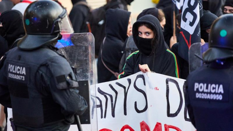 Unos 300 independentistas se han concentrado a primera hora de esta mañana frente al cuartel de la Guardia Civil de Girona, convocados por diversas organizaciones con motivo del segundo aniversario del 1-O, mientras un cordón de los Mossos 