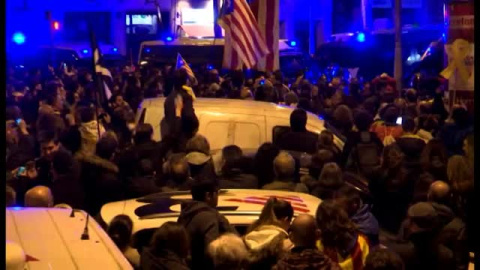 Multitudinarias protestas durante la noche en Barcelona contra la decisión del juez Llarena Multitudinarias protestas durante la noche en Barcelona contra la decisión del juez Llarena