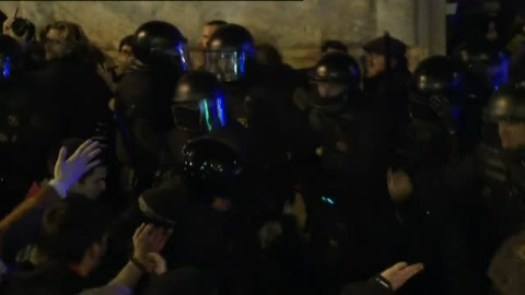 Fuertes cargas de los Mossos contra los manifestantes independentistas en las calles de Barcelona Fuertes cargas de los Mossos contra los manifestantes independentistas en las calles de Barcelona