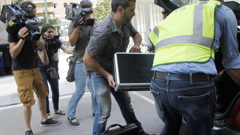 La Guardia Civil abandona con maletas y cajas la casa del ex tesorero de la fundacio Catdem de CDC, Daniel Osacar, que esta siendo registrada conjuntamente con la sede central de Convergència y cuatro ayuntamientos. EFE/Marta Pérez La Guardia Civil abandona con maletas y cajas la casa del ex tesorero de la fundacio Catdem de CDC, Daniel Osacar, que esta siendo registrada conjuntamente con la sede central de Convergència y cuatro ayuntamientos. EFE/Marta Pérez