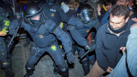 Miembros de los Mossos d´Esquadra impiden el paso de manifestantes en las inmediaciones de la Delegación del Gobierno en Barcelona. - EFE Miembros de los Mossos d´Esquadra impiden el paso de manifestantes en las inmediaciones de la Delegación del Gobierno en Barcelona. - EFE