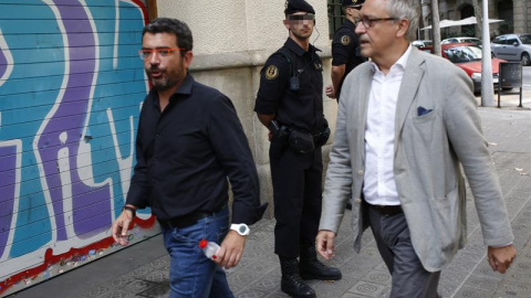 Miembros de CDC llegan a la sede cultural durante el registro en Barcelona. /EFE Miembros de CDC llegan a la sede cultural durante el registro en Barcelona. /EFE