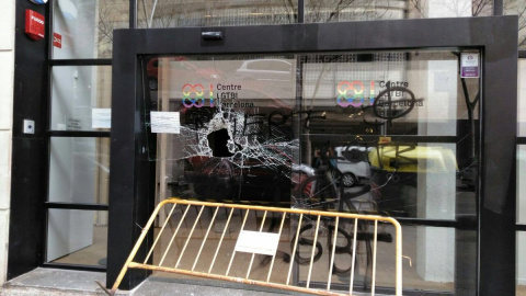 Los destrozos de la sede del centro LGTBI de Barcelona. Twitter de Ada Colau. Los destrozos de la sede del centro LGTBI de Barcelona. Twitter de Ada Colau.