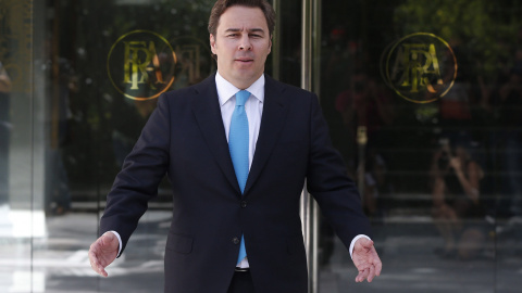 El presidente de El Corte Inglés, Dimas Gimeno Álvarez, posa ante la sede de la Fundación Ramón Areces, antes de la junta de accionistas. EFE/Juan Carlos Hidalgo