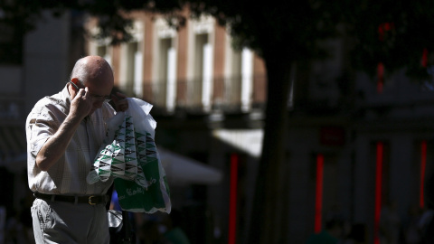 Un hombre con varias bolsas de El Corte Ingles. REUTERS/Sergio Perez Un hombre con varias bolsas de El Corte Ingles. REUTERS/Sergio Perez