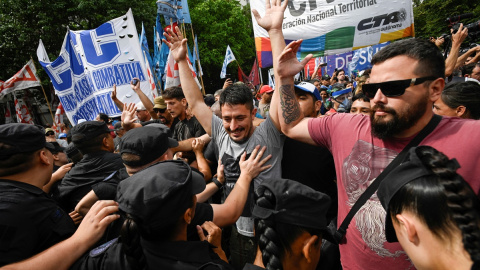 Los manifestantes chocan en Buenos Aires con la policía mientras protestan contra los recortes de Javier Milei en Argentina. Los manifestantes chocan en Buenos Aires con la policía mientras protestan contra los recortes de Javier Milei en Argentina.