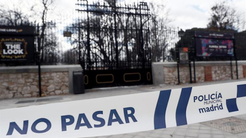 Precinto policial en el parque del Retiro de Madrid donde hoy un niño de cuatro años ha fallecido tras caerle un árbol encima. EFE/Mariscal Precinto policial en el parque del Retiro de Madrid donde hoy un niño de cuatro años ha fallecido tras caerle un árbol encima. EFE/Mariscal