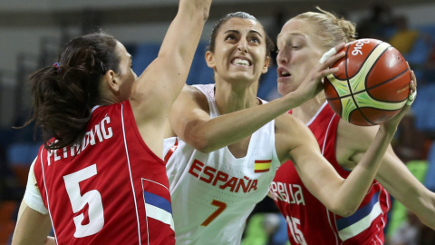 Alba Torrens penetra a canasta ante dos defensas de Serbia. /REUTERS Alba Torrens penetra a canasta ante dos defensas de Serbia. /REUTERS
